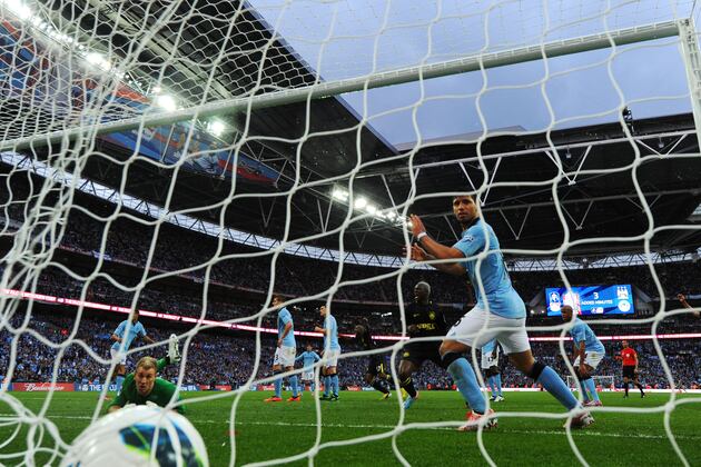 Sergio Aguero vs. Robin van Persie: Who Is the Better Forward?
