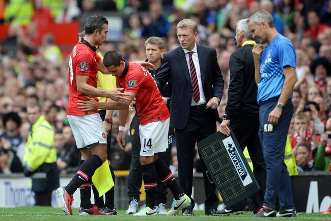 Hi-res-180523897-david-moyes-manager-of-manchester-united-shakes-hands_crop_north