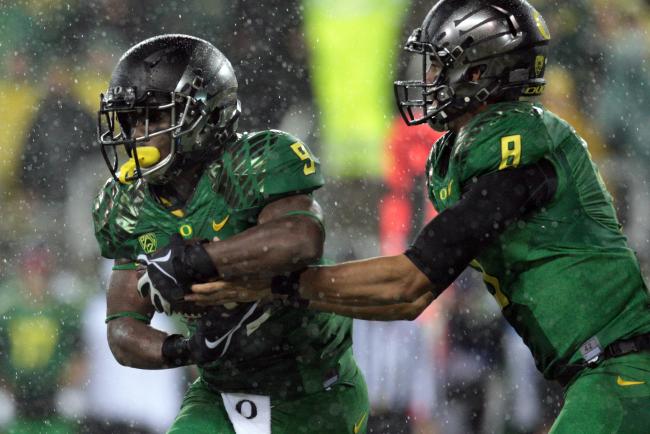 Mariota handing off to Marshall.
