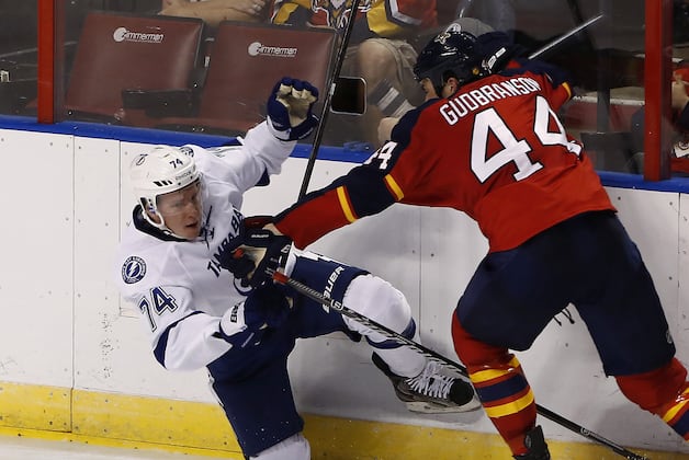 Versteeg Leads Panthers to 5-3 Win over Lightning