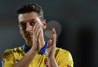 Hi-res-180966289-mesut-oezil-of-arsenal-applauds-the-crowd-during-the_crop_north