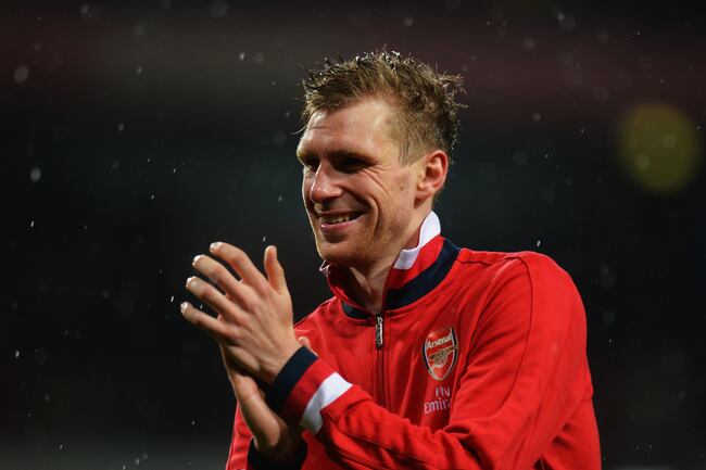 Hi-res-168748063-per-mertesacker-of-arsenal-applauds-the-crowd-following_crop_north