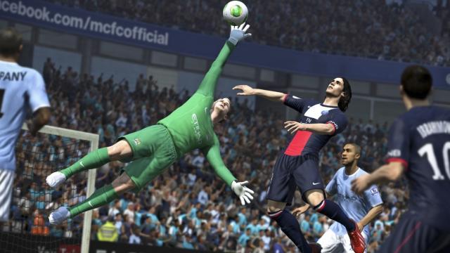 Un arquero y un delantero se ponen 'amistosos' en el juego FIFA 14 Un arquero y un delantero se ponen 'amistosos' en el juego FIFA 14