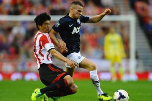 Hi-res-183161140-ki-sung-yueng-of-sunderland-battles-with-tom-cleverley_crop_north