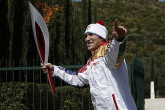 182291956-second-torchbearer-alexander-ovechkin-of-russia-leaves_crop_north
