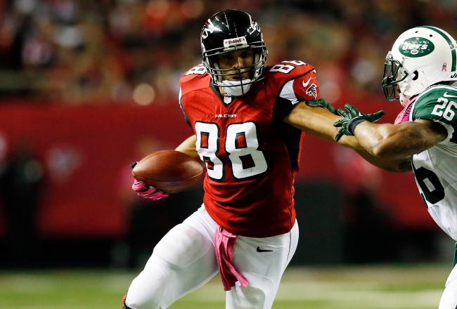 Hi-res-183603528-tight-end-tony-gonzalez-of-the-atlanta-falcons-runs_crop_north