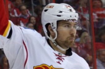 183007730-david-jones-of-the-calgary-flames-celebrates-his-goal_crop_north