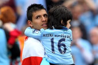 144360659-sergio-aguero-of-manchester-city-celebrates-with-his_crop_north
