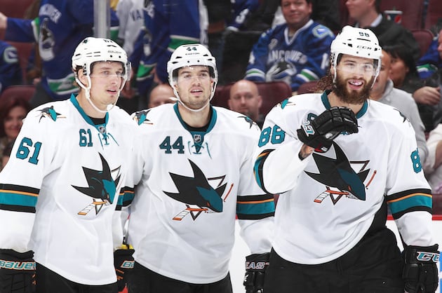Sharks Stay Unbeaten with 4-1 Win over Canucks