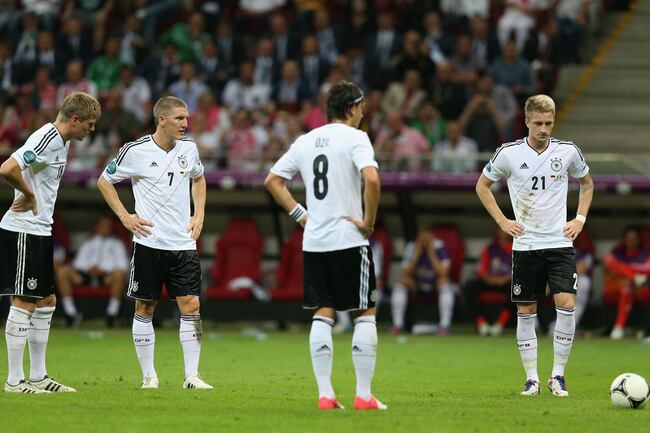 Hi-res-147367813-toni-kroos-bastian-schweinsteiger-mesut-ozil-and-marco_crop_north