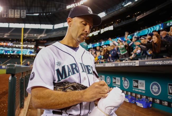 Hi-res-182445465-raul-ibanez-of-the-seattle-mariners-signs-autographs_crop_north