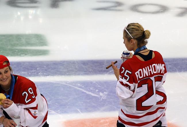 Hi-res-97064050-caroline-ouellette-marie-philip-poulin-and-tessa_crop_north