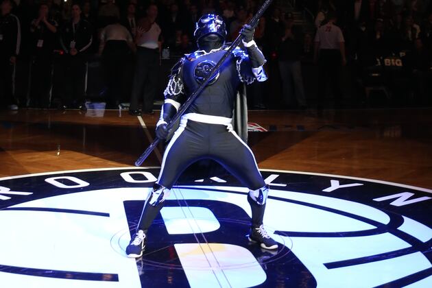 Watch: Nets Mascot Fails in Dunk Attempt