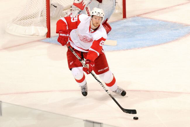 Hi-res-98673512-niklas-kronwell-of-the-detroit-red-wings-passes-the-puck_crop_north