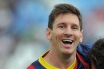 182582134-lionel-messi-celebrates-with-cesc-fabregas-after_crop_north