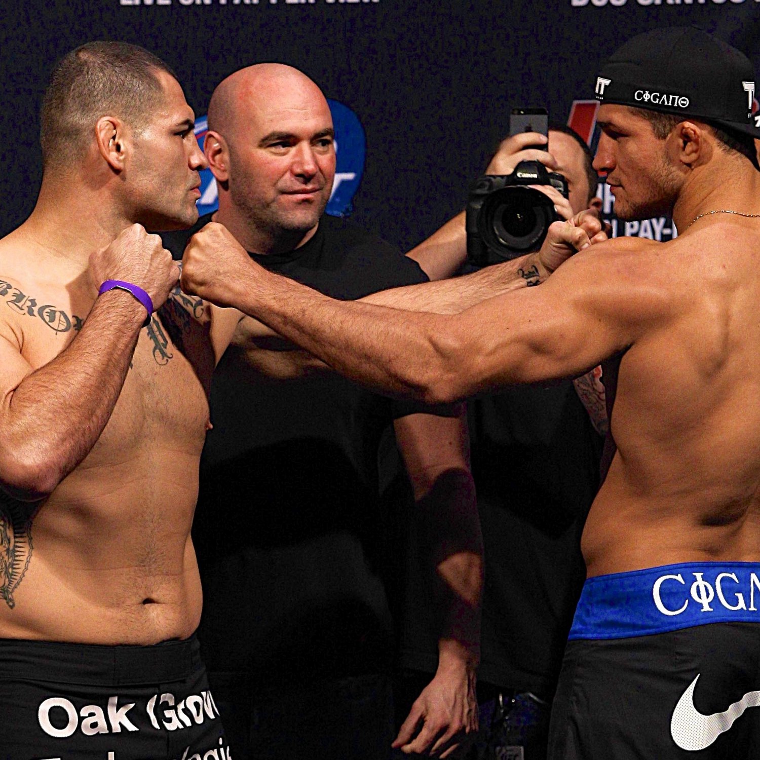 Cain Velasquez Retains UFC Heavyweight Title vs. Junior dos Santos via TKO | Bleacher ...