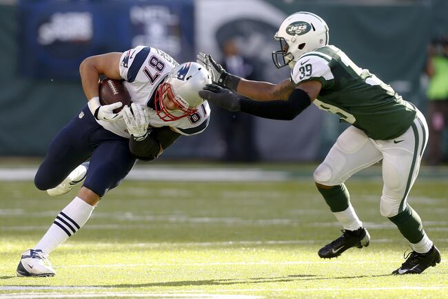 Hi-res-185435249-antonio-allen-of-the-new-york-jets-pursues-rob_crop_north