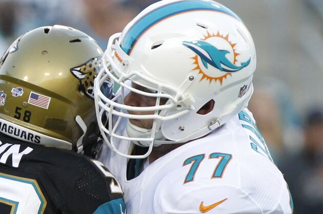 O-Line Coach Rushes in to Defend Clabo After 4th Quarter Sacks