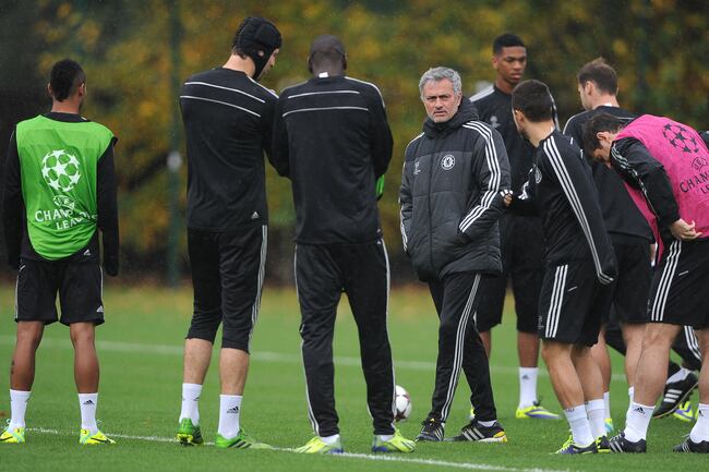 Hi-res-185469341-chelsea-manager-jose-mourinho-chats-to-a-few-of-the_crop_north