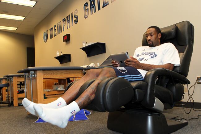 Hi-res-144108204-gilbert-arenas-of-the-memphis-grizzlies-uses-an-apple_crop_north