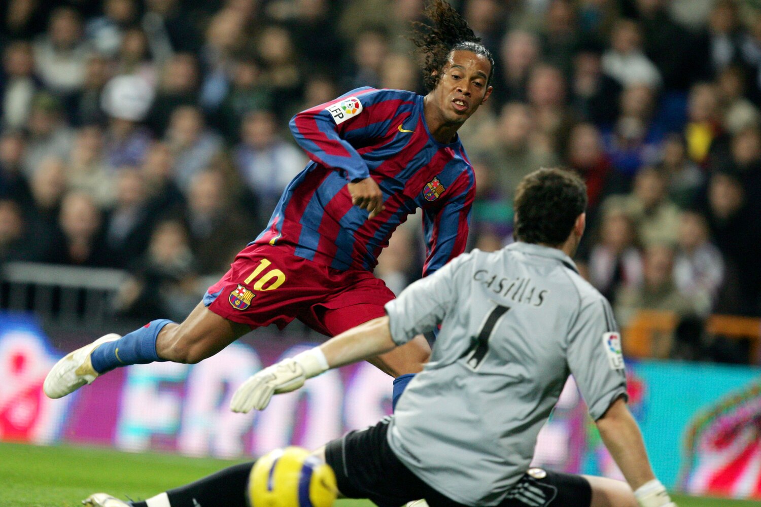 Barcelona's Ronaldinho Gets Real Madrid Ovation in Clasico ...