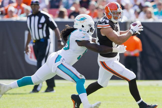 Hi-res-180072143-inside-linebacker-dannell-ellerbe-of-the-miami-dolphins_crop_north