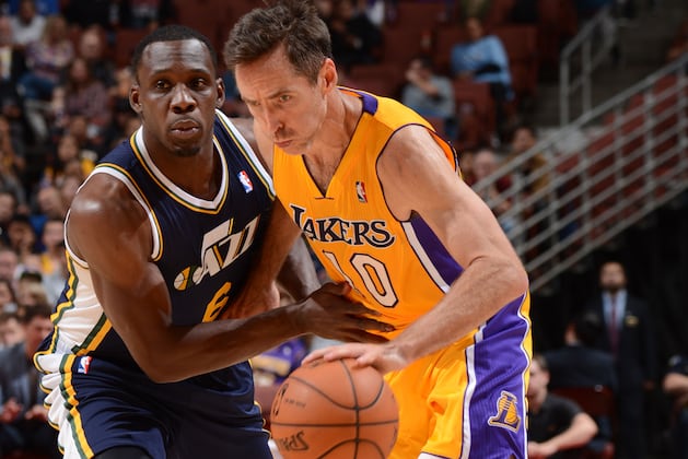 Steve Nash Dishes Over-the-Shoulder Assist to Shawne Williams