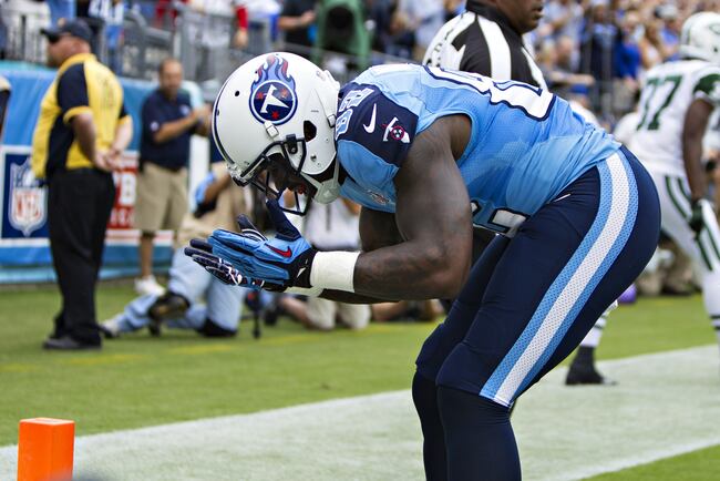 Hi-res-182444788-delanie-walker-of-the-tennessee-titans-bows-to-the-fans_crop_north
