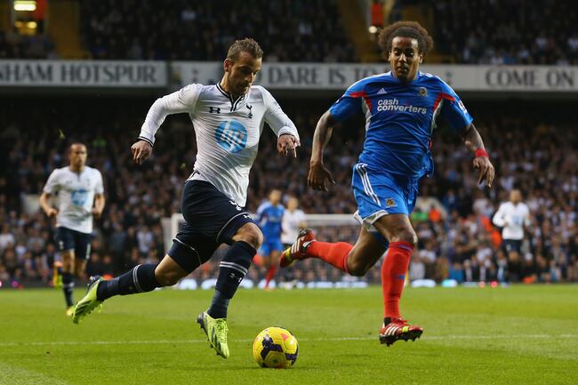 Hi-res-186024489-tom-huddlestone-of-hull-city-tracks-roberto-soldado-of_crop_north