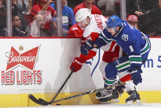Red Wings Slip Past Canucks 2-1