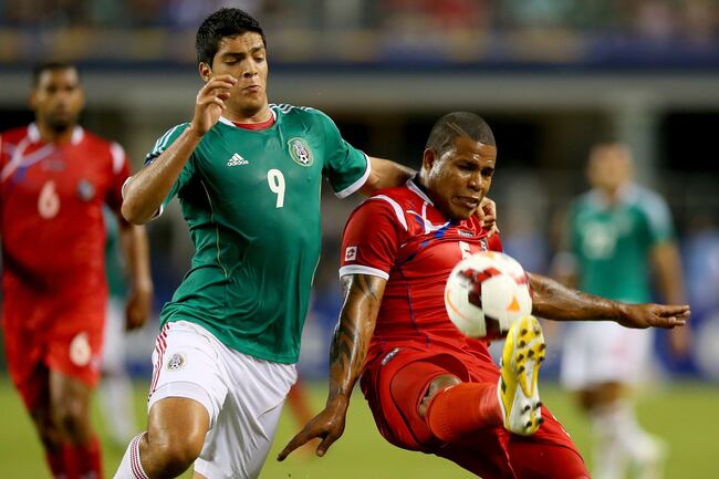Hi-res-174373365-roman-torres-of-panama-dribbles-the-ball-against-raul_crop_north