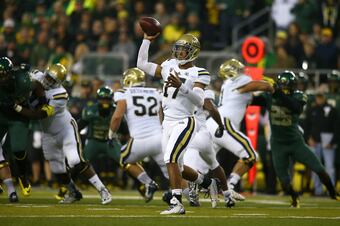 Hi-res-185978657-quarterback-brett-hundley-of-the-ucla-bruins-throws-a_crop_north