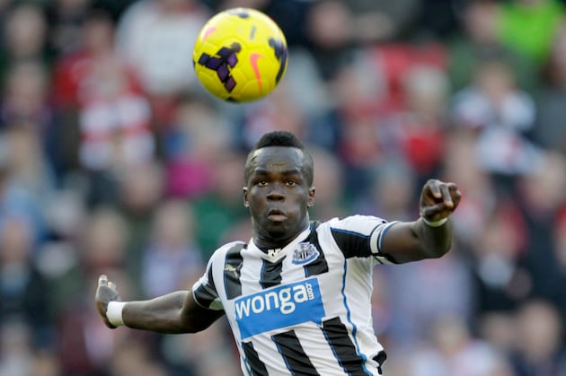 Cheick Tiote Comes off Injured vs. Chelsea