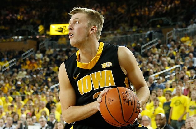 Iowa's Oglesby Injures Foot in Practice
