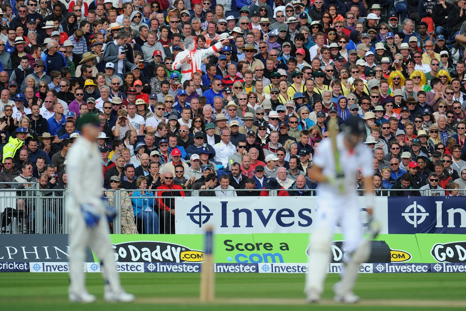 Unbelievable Cricket Crowds:  Fans Face Removal Over Tradition! - ype5ps0