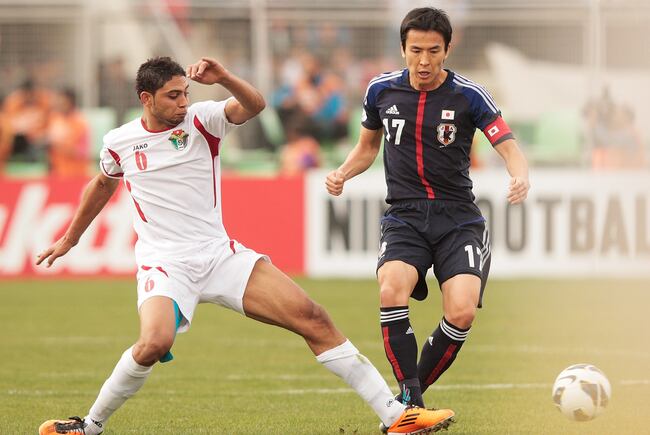Hi-res-164697284-makoto-hasebe-of-japan-is-tackled-by-saeed-al-murjan-of_crop_north