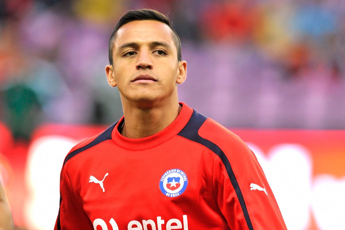 GIFs Alexis Sanchez Double Gives Chile 20 Win over