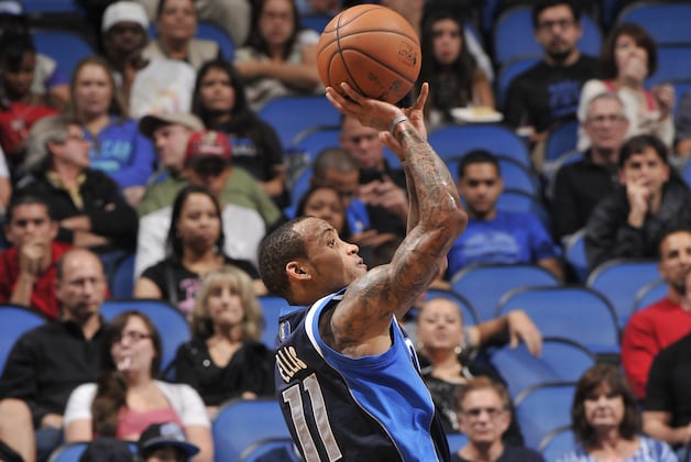 Ellis Leads Mavs to 108-100 Win over Magic