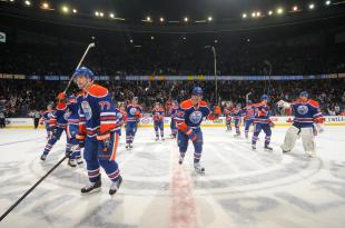 Hi-res-451281015-players-of-the-edmonton-oilers-salute-the-crowd-after_crop_north