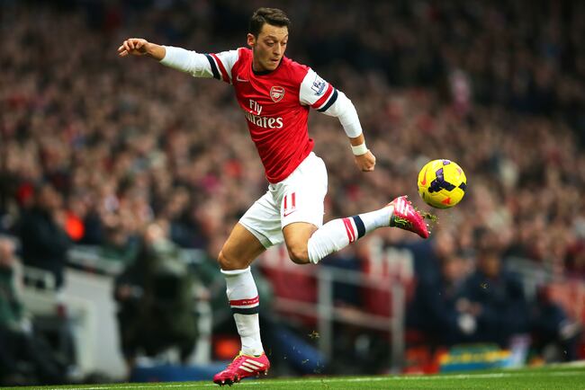 Hi-res-451550267-mesut-oezil-of-arsenal-controls-the-ball-during-the_crop_north