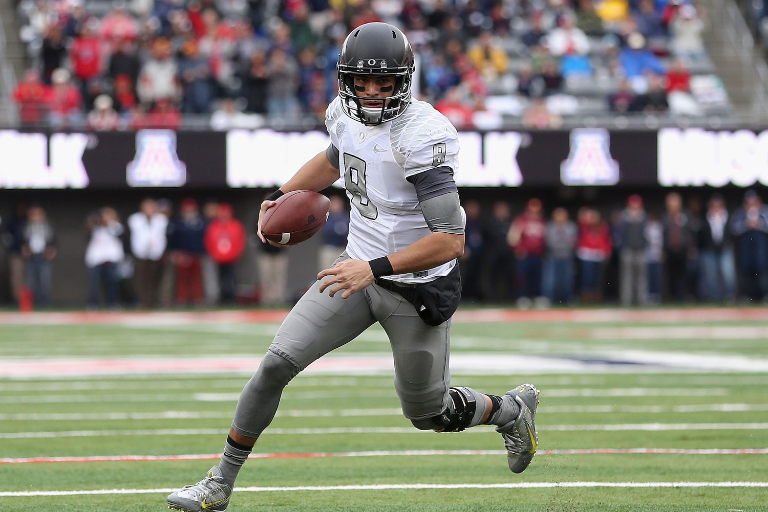 http://img.bleacherreport.net/img/images/photos/002/642/629/hi-res-452278541-quarterback-marcus-mariota-of-the-oregon-ducks-runs_crop_exact.jpg?w=1500&h=1500&q=85