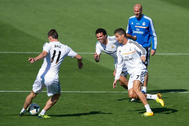 Hi-res-180456079-real-madrids-new-signing-gareth-bale-passes-the-ball_crop_north