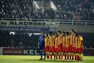 453997809-the-barcelona-team-pay-tribute-with-one-minute-silence_crop_north