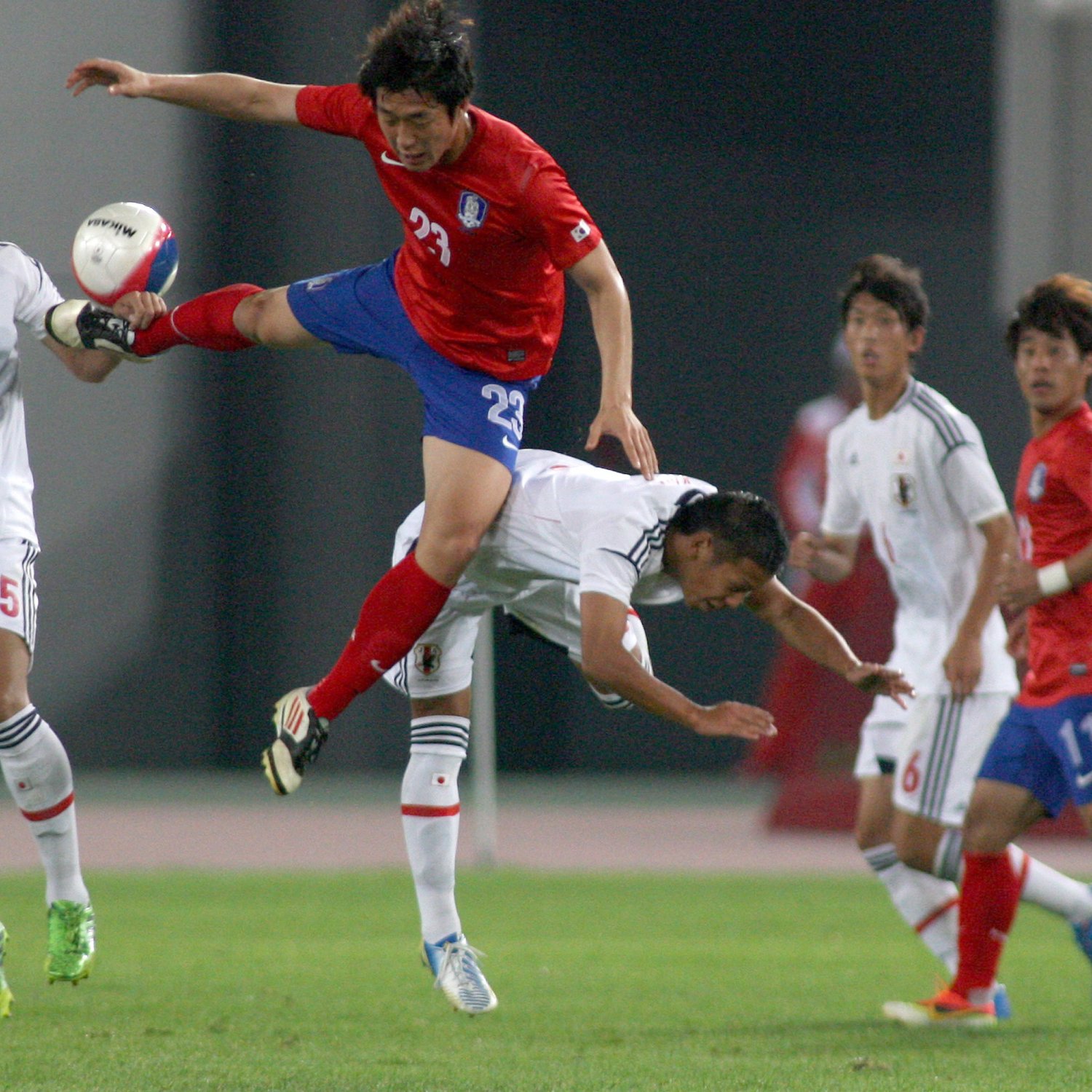  - hi-res-183648644-takuya-kida-of-japan-competes-for-the-ball-with-kwak_crop_exact