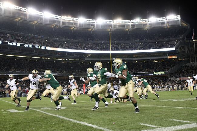 Hi-res-107040749-darrin-walls-of-the-notre-dame-fighting-irish-runs-the_crop_north