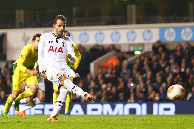 Hi-res-455609889-roberto-soldado-of-tottenham-hotspur-scores-their_crop_north