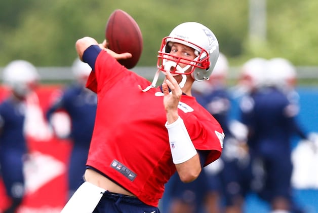 Tom Brady Limited Again with Right Shoulder Injury
