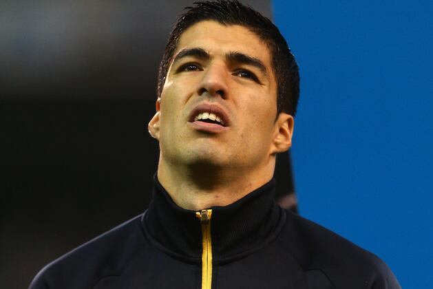 Girl Spurs Mascot Trolls Luis Suarez at Tottenham vs. Liverpool Handshakes