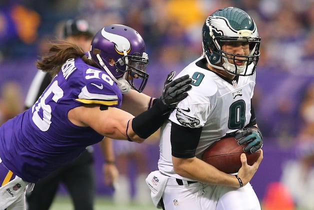 Depleted Vikings Upset Eagles' Playoff Bid 48-30