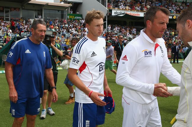 Hi-res-457487871-graeme-swann-joe-root-and-graham-gooch-england-batting_crop_north